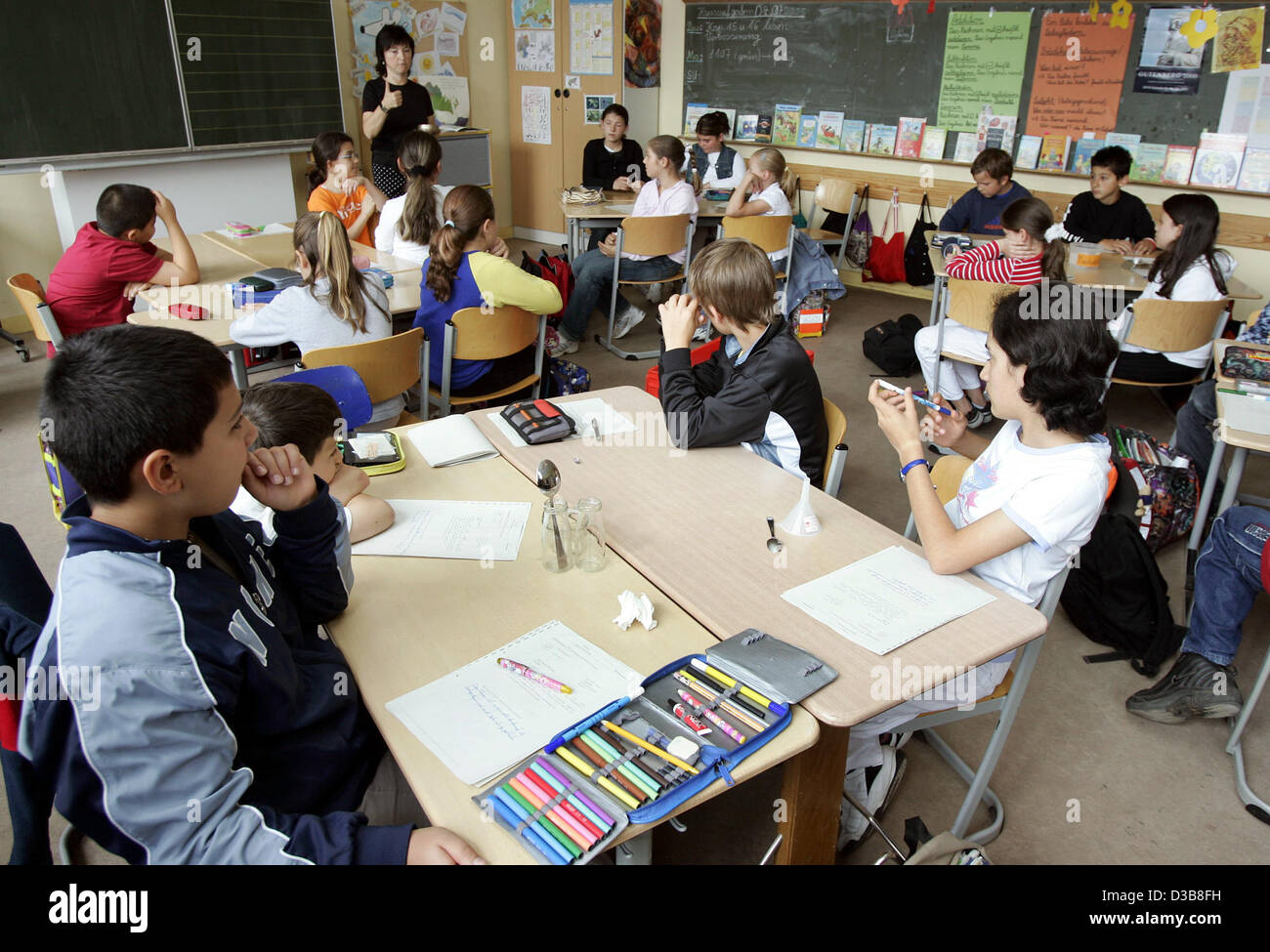 (Dpa) - das Bild zeigt eine vierte Klasse an der Goethe Preparatory School in Mainz, Deutschland, 8. Juli 2005. Stockfoto
