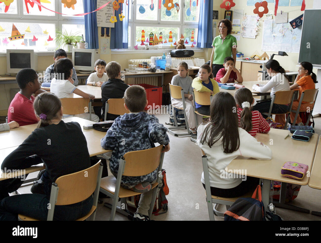 (Dpa) - das Bild zeigt Schüler der vierten Klasse an der Goethe Preparatory School in Mainz, Deutschland, 8. Juli 2005. Stockfoto