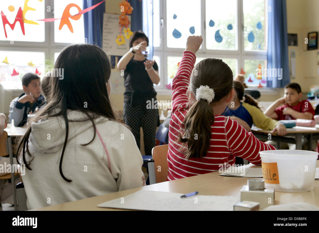 (Dpa) - das Bild zeigt Schüler der vierten Klasse an der Goethe Preparatory School in Mainz, Deutschland, 8. Juli 2005. Stockfoto