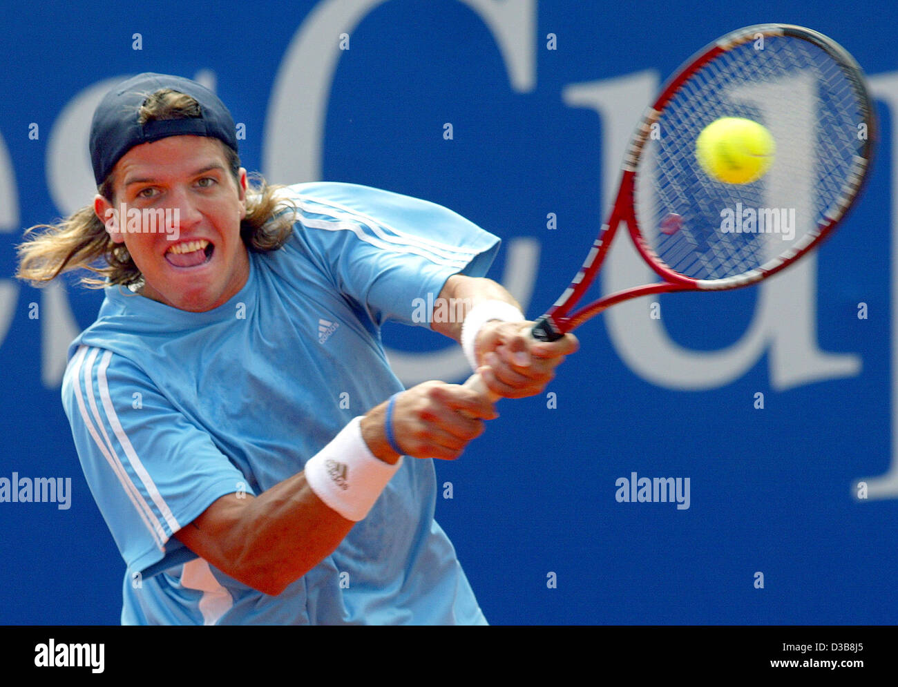 (Dpa) - Argeninian Tennis pro Juan Pablo Brzezicki gibt den Ball in seinem Match gegen den deutschen Philipp Kohlschreiber beim ATP Mercedes Cup in Stuttgart, Deutschland, Montag, 18. Juli 2005 zurück. Brezezicki gewann den ersten Satz 6: 3. Das 27. Profi-Tennis-Turnier in Stuttgart läuft noch bis Sonntag 24 Ju Stockfoto