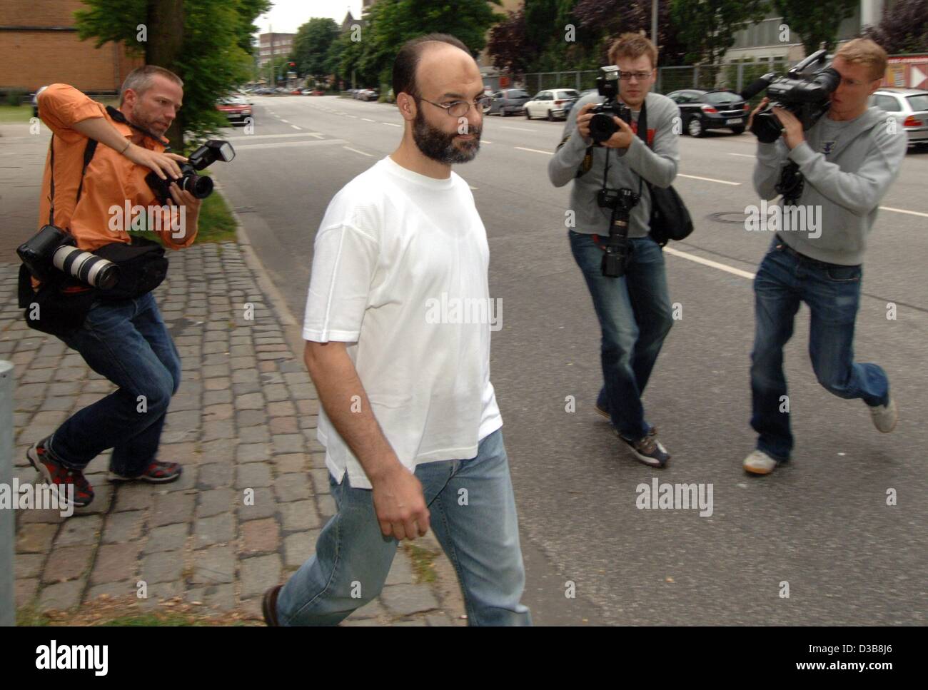 (Dpa) - Deutsch-syrischen Terror Beklagte Mamoun Darkazanli (2. v. L) verlässt die Untersuchungshaftanstalt in Hamburg, Deutschland, Montag, 18. Juli 2005. Er war aufgrund der Entscheidung des Bundesverfassungsgerichts freigegeben, die das deutsche Recht bezüglich des Europäischen Haftbefehls rechtfertigen nicht legal ist. Darkazanli Stockfoto