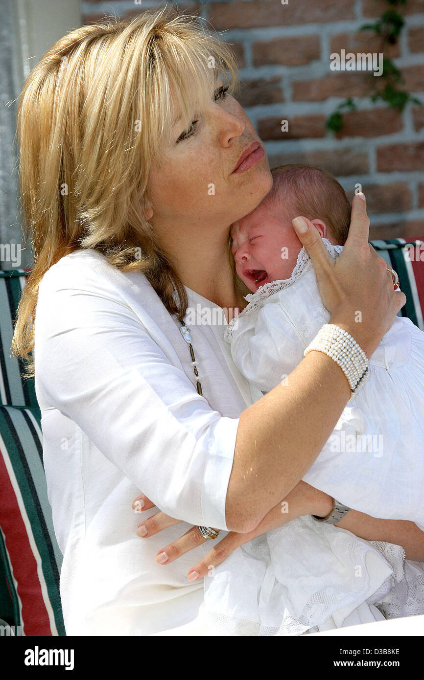 (Dpa) - das Bild zeigt die Kronprinzessin der Niederlande Maxima mit ihre kleine Tochter Prinzessin Alexia am Wohnsitz der Familie Villa Eikenhorst in Wassenaar, Niederlande, 17. Juli 2005. (NIEDERLANDE) Stockfoto