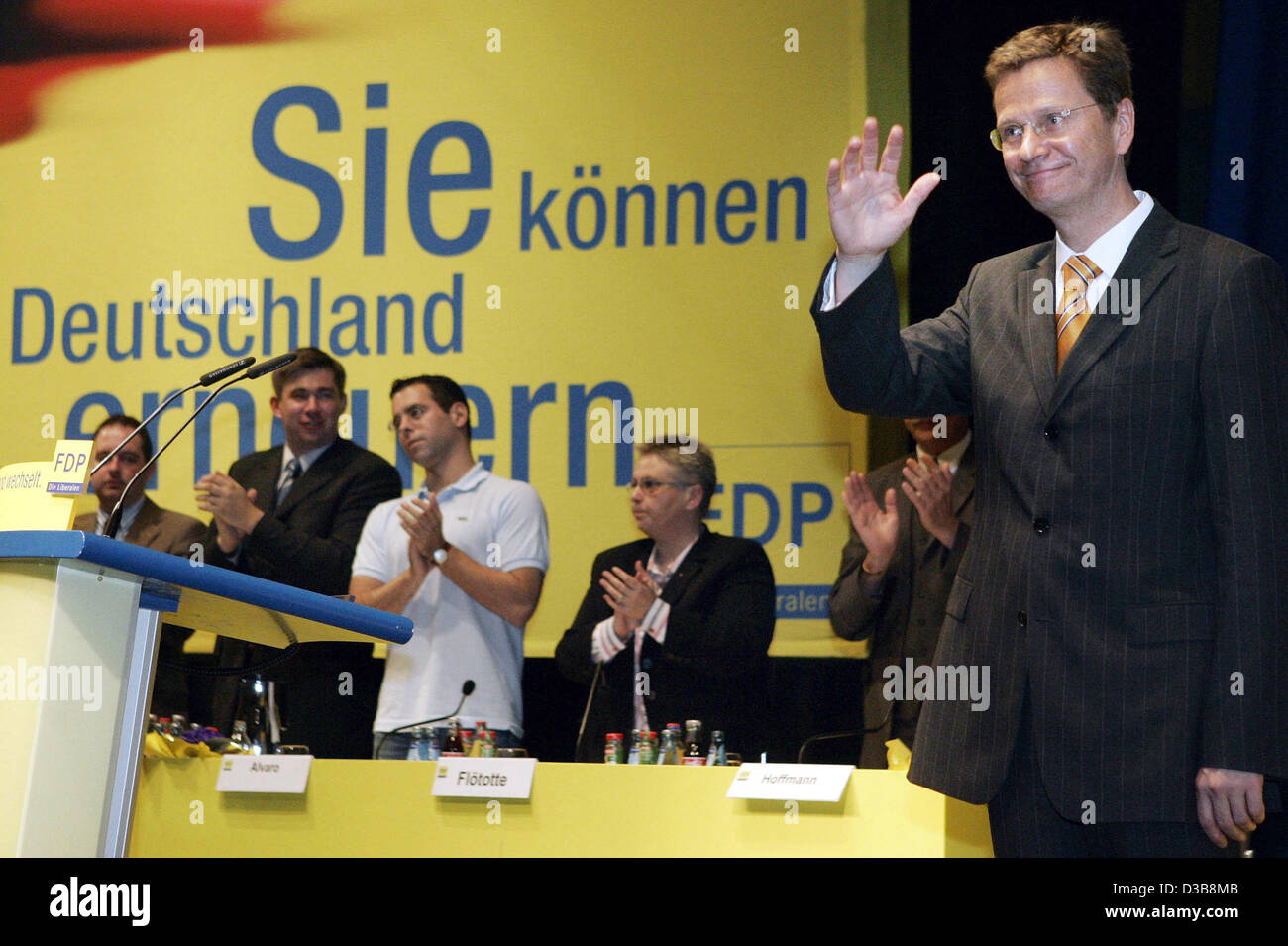 (Dpa) - Vorsitzender der Liberalen (FDP) Guido Westerwelle (R) nimmt den Applaus der Delegierten nach seiner Rede bei der Landtagswahl Sitzung des Nord-Rhein-Westfälischen-FDP in Gütersloh, Deutschland, 10. Juli 2005. Westerwelle wurde von 93 Prozent gewählt. an die erste Position auf der regionalen Partei ti Stockfoto