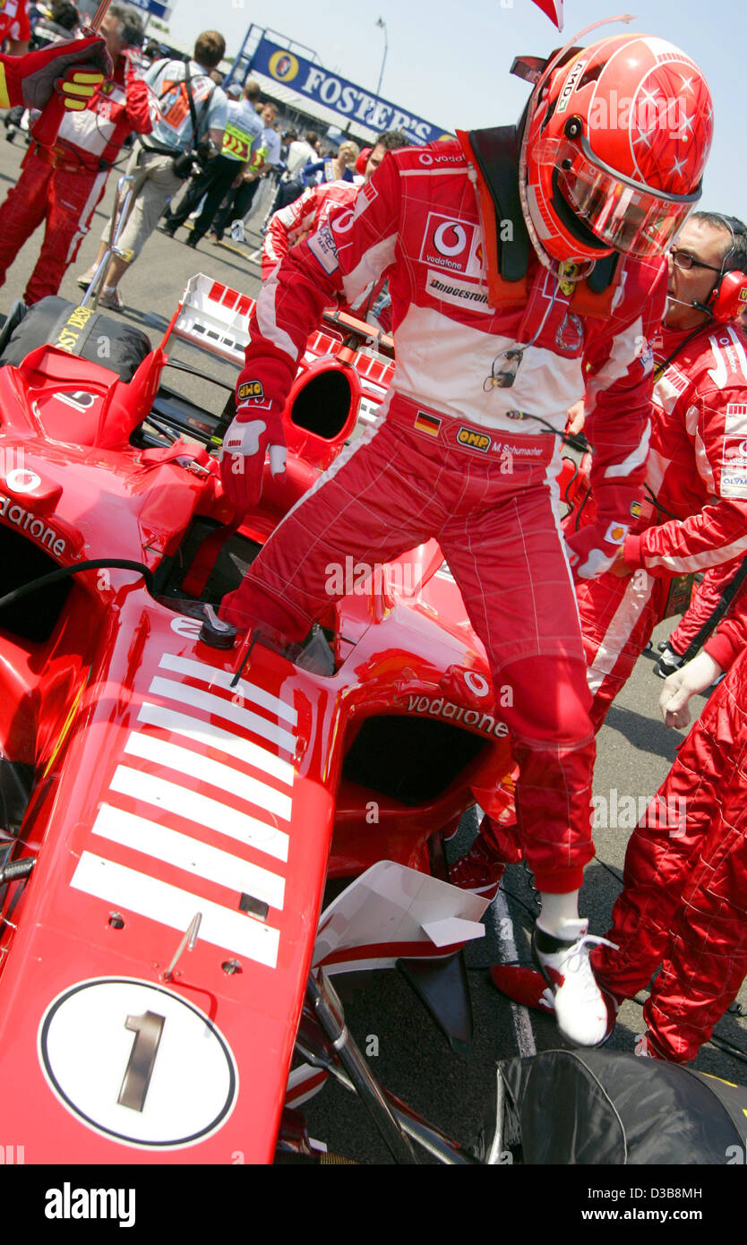 Deutsche Formel1 Rennfahrer Michael Schumacher Ferrari im Raster vor dem Start des britischen Formel 1 Grand Prix auf der Rennstrecke in Silverstone, England, Sonntag, 10. Juli 2005. Stockfoto