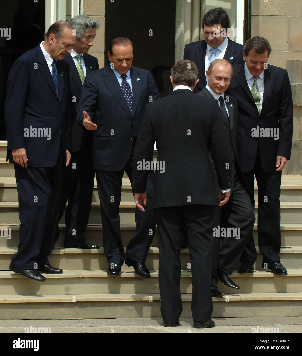 Die G8-Regierungschefs Jacques Chirac (Frankreich), Junichiro Koizumi (Japan), Silvio Berlusconi (Italien), Tony Blair (UK), Jose Barroso (Europäische Union), Vladimir Putin (Russland) und Gerhard Schröder (Deutschland) (von L bis R) Line-up auf der hoteleigenen Terrasse für das Familienbild des G8-Gipfels in Gleneagles, Scotla Stockfoto