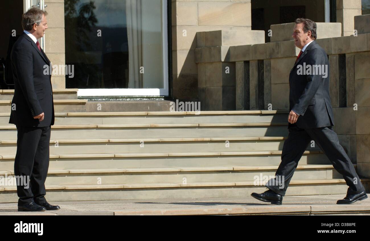 (Dpa) - britische Premierminister Tony Blair (L) begrüßt Bundeskanzler Gerhard Schroeder vor dem G8-Gipfel in Gleneagles Hotel in der Nähe von Edinburgh, UK, 7. Juli 2005. Die Staats-und Regierungschefs der G8-Staaten beraten darüber, wie zur Bekämpfung der Armut in der Welt. Stockfoto