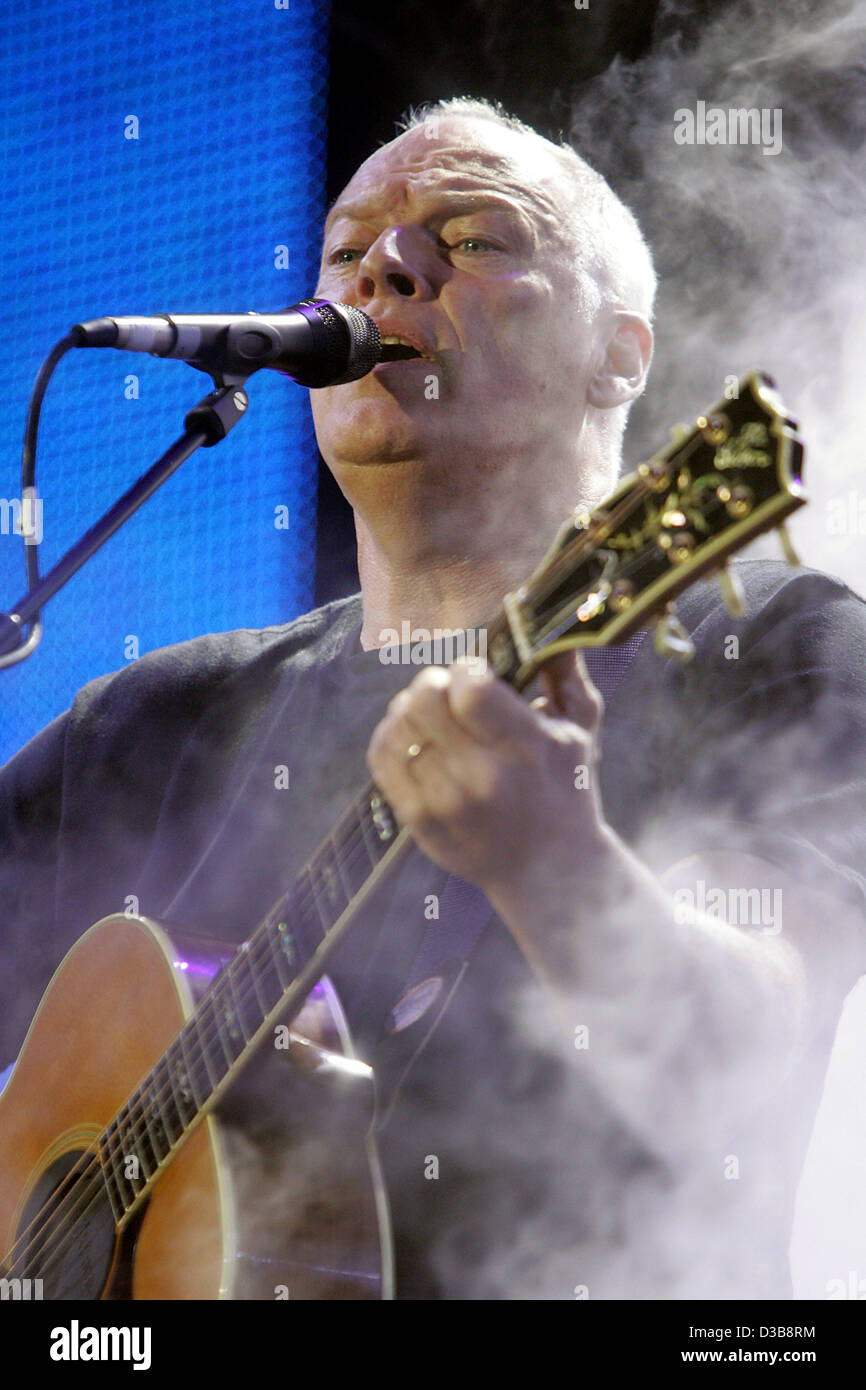 (Dpa) - führt Dave Gilmour der britischen Band Pink Floyd auf der Bühne während der Live 8-Konzert in London Samstag, 2. Juli 2005. Stockfoto