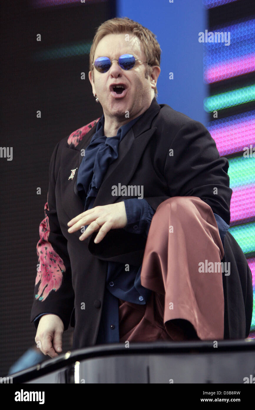 (Dpa) - führt Sir Elton John auf der Bühne während der Live 8-Konzert in London, 2. Juli 2005. Stockfoto