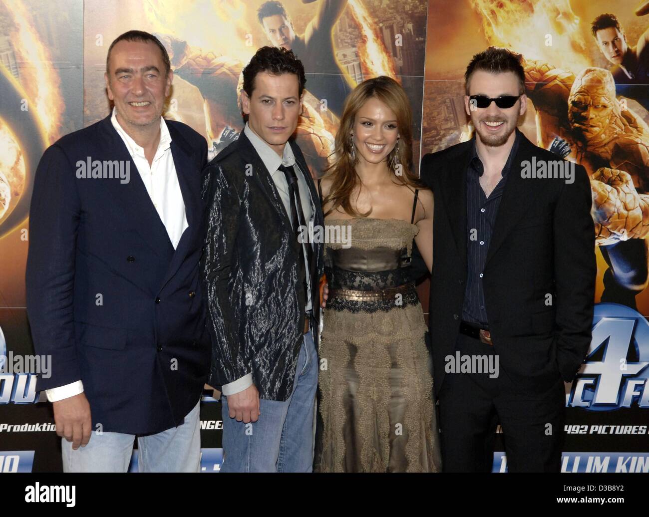 (Dpa) - deutsche Filmproduzent Bernd Eichinger lächelt zusammen mit Schauspieler Ioan Gruffudd, Jessica Alba und Chris Evans (L-R) bei der Deutschlandpremiere des Films "Fantastic Four" in Hamburg, Deutschland, führen Dienstag, 12. Juli 2005. Die Verfilmung des klassischen Marvel Comics eröffnet offiziell im deutschen th Stockfoto