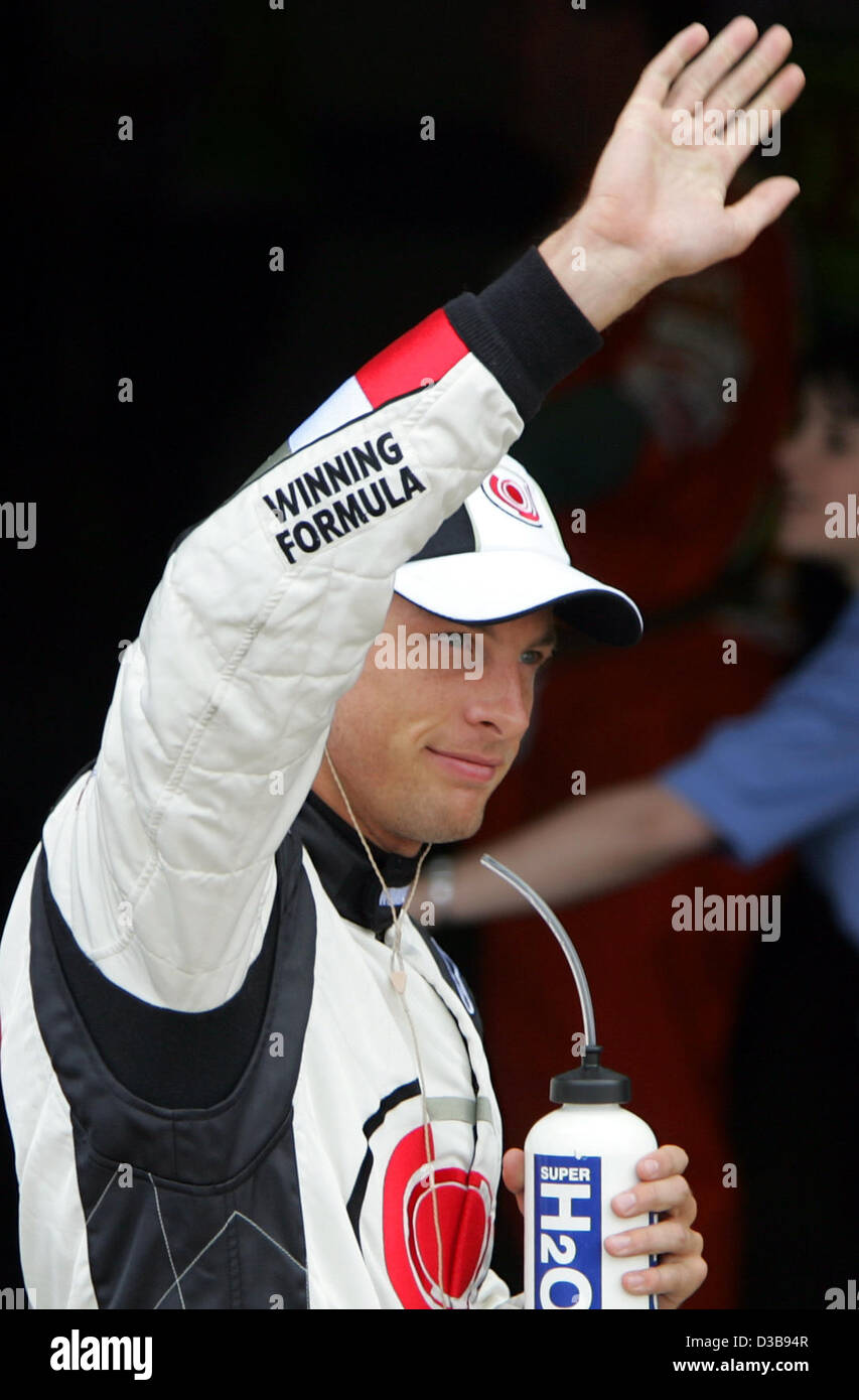 (Dpa) - britische Formel-1-Fahrer Jenson Button BAR Honda begrüßt Zuschauer nach dem Qualifying in Silverstone, Großbritannien, Samstag, 9. Juli 2005. Den britischen Grand Prix stattfinden am Sonntag, 10. Juli auf dem Silverstone Circuit. Button fuhr die 3. schnellste Zeit auf qualifyi Stockfoto