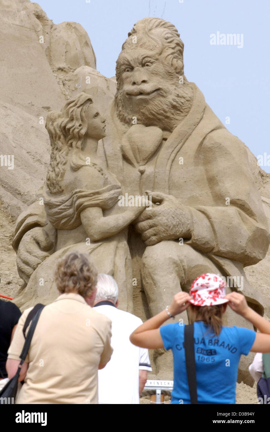 (Dpa) - stehen Besuchern vor der Sand Skulptur "The Beauty and the Beast" am ersten Tag des Sand Spektakels "Sand World 2005" in Travemünde, Deutschland, Freitag, 8. Juli 2005. Das Dornröschen-Schloss und Rapunzels Turm gehören zu den auffälligsten Skulpturen des 4. Sand w Stockfoto