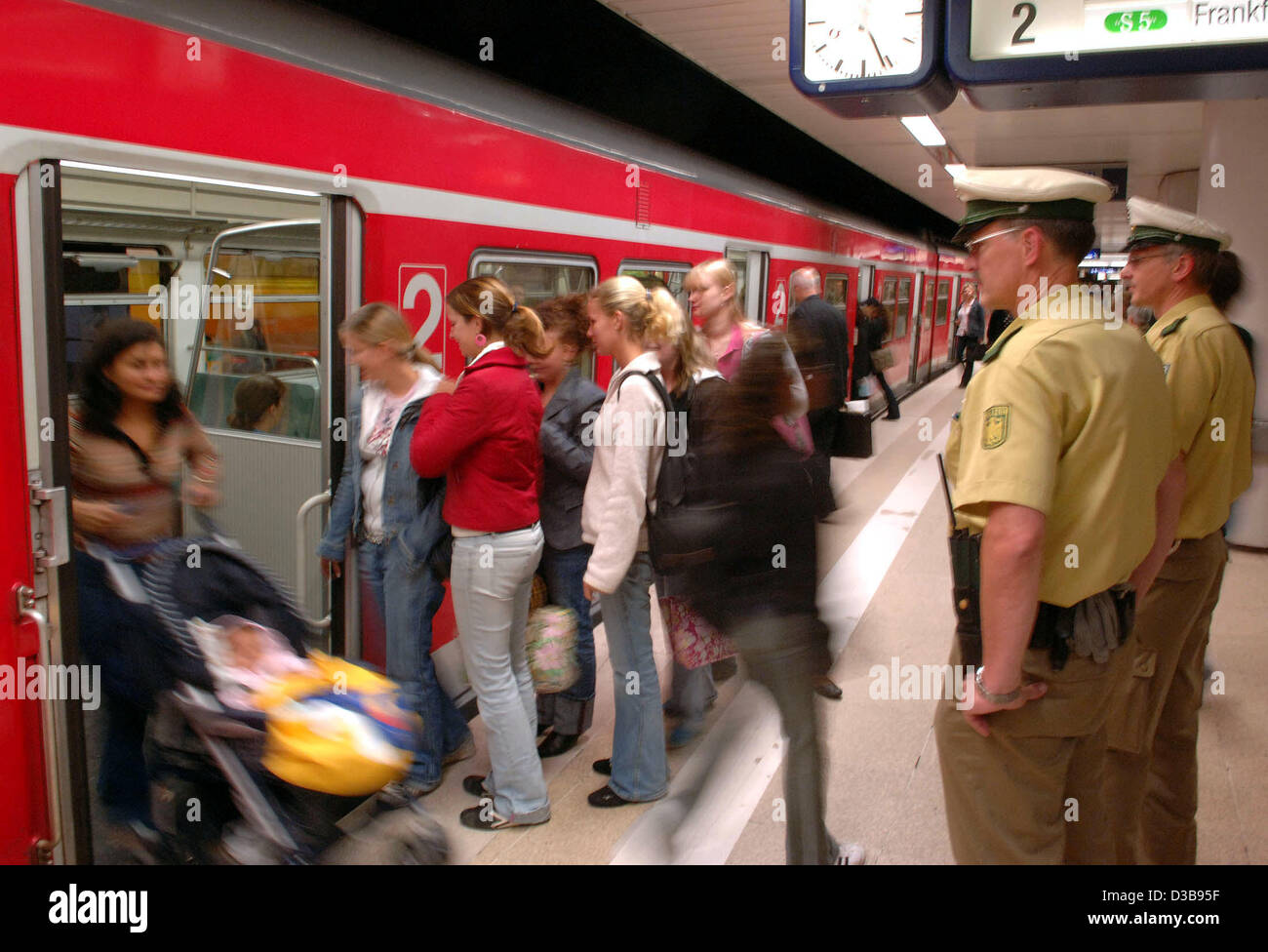 Das Bild zeigt zwei Polizisten bewachen eine zentrale u-Bahnstation in Frankfurt Main, Deutschland, Freitag, 8. Juli 2005. Aufgrund der Terroranschläge in London gibt es ein höherer Stellenwert der Polizeikräfte. Am Donnerstag, 07 Juli haben Terror-Anschlägen in London 50 Personen Tote und rund 700 Wi verlassen Stockfoto