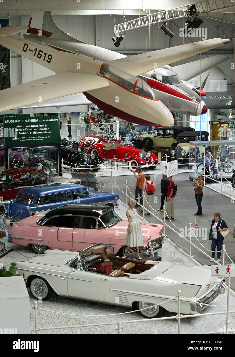 (Dpa) - das Bild zeigt Besuchern in der Automobil- und Technikmuseum in Sinsheim, Deutschland, 6. Juli 2005. Das Museum zeigt mehr als 3.000 Exponate auf einer Fläche von über 30.000 qm innen gelegen. Unter anderem bietet es einen Supersonic Transport Concorde und eine russische Tupolev 144 im Freigelände Stockfoto