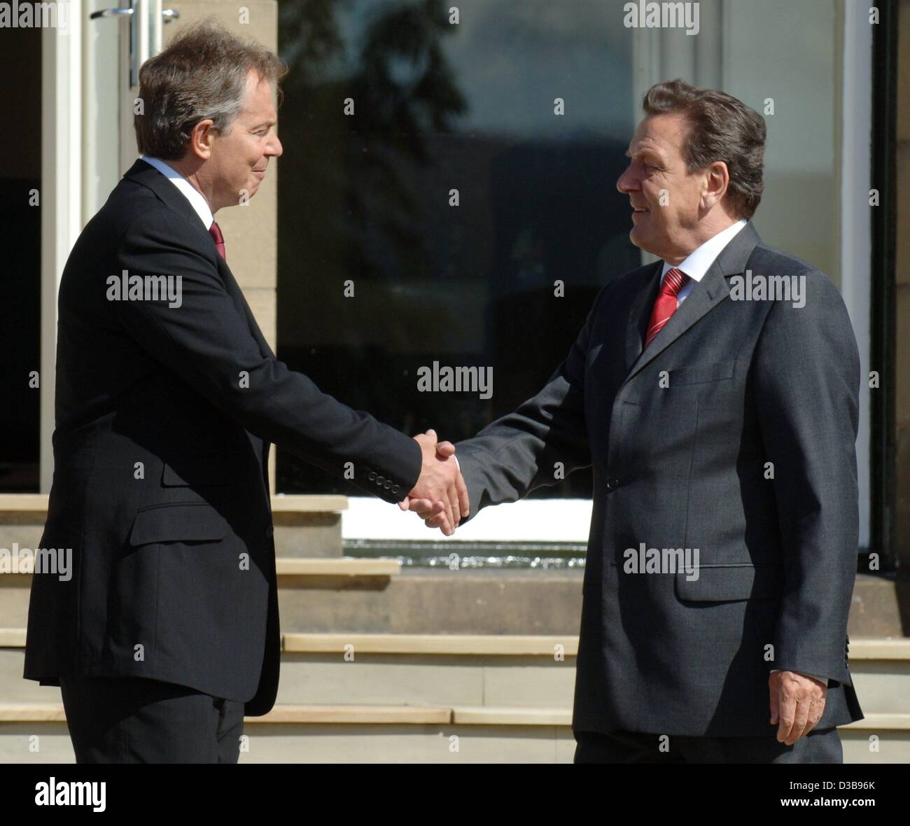 (Dpa) - britische Premierminister Tony Blair (L) begrüßt Bundeskanzler Gerhard Schroeder vor dem G8-Gipfel in Gleneagles Hotel in der Nähe von Edinburgh, UK, 7. Juli 2005. Die Staats-und Regierungschefs der G8-Staaten beraten darüber, wie zur Bekämpfung der Armut in der Welt. Stockfoto