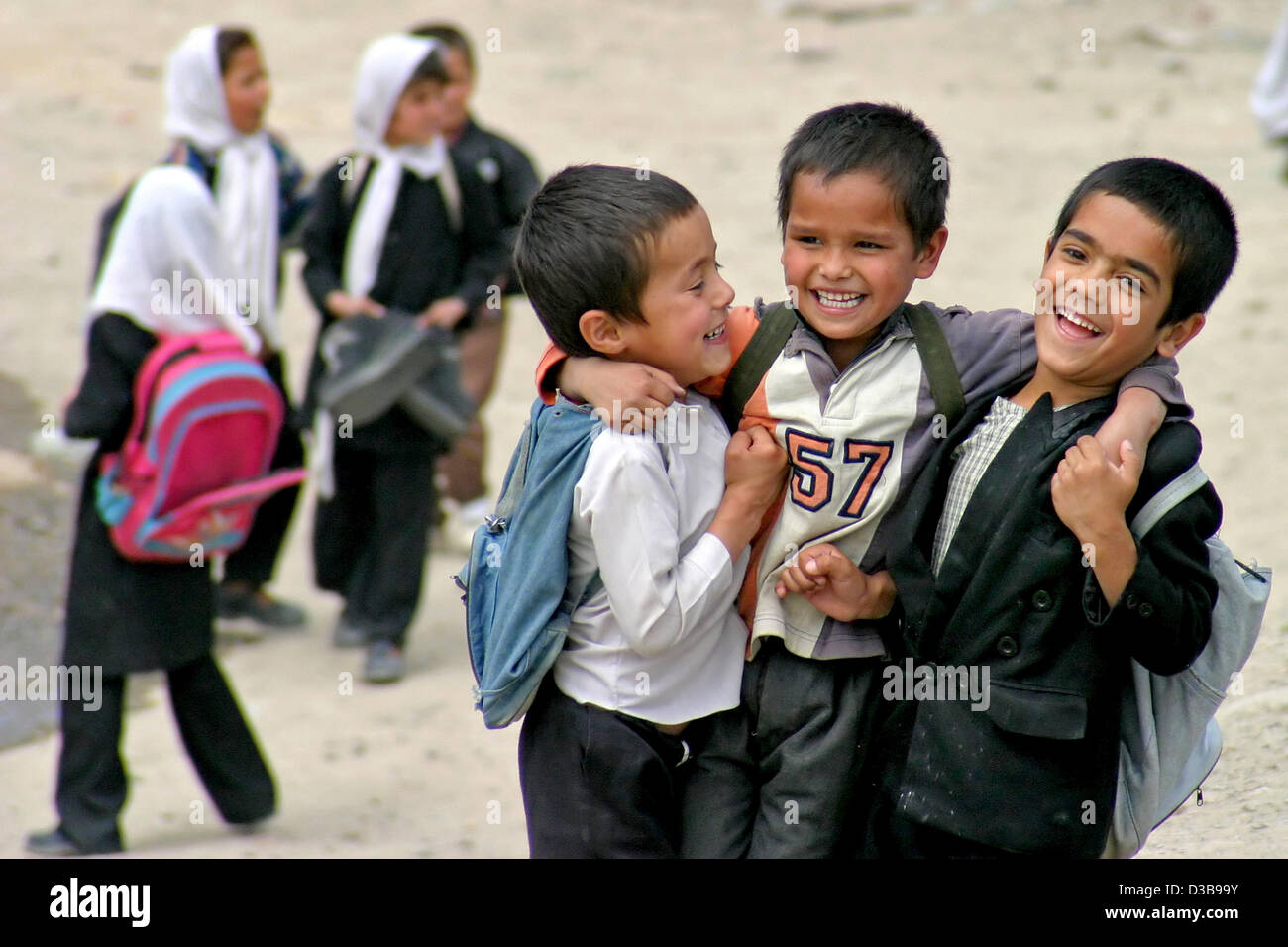 Dpa Eine Gruppe Von Lachen Kinder Auf Den Strassen In Kabul Afghanistan 14 Juni 2005 Abgebildet Afghanistan Hat Seit Mehr Als 22 Jahren Von Krieg Und Burgerkrieg Heimgesucht Die Bundeswehr Seit