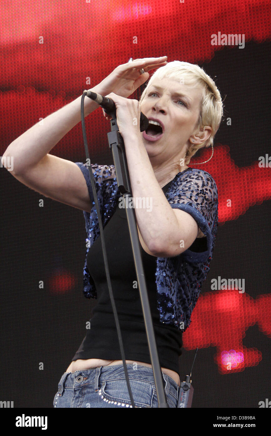 (Dpa) - britische Pop-Sängerin Annie Lennox führt auf der Bühne während der Live 8-Konzert in London Samstag, 2. Juli 2005. Stockfoto