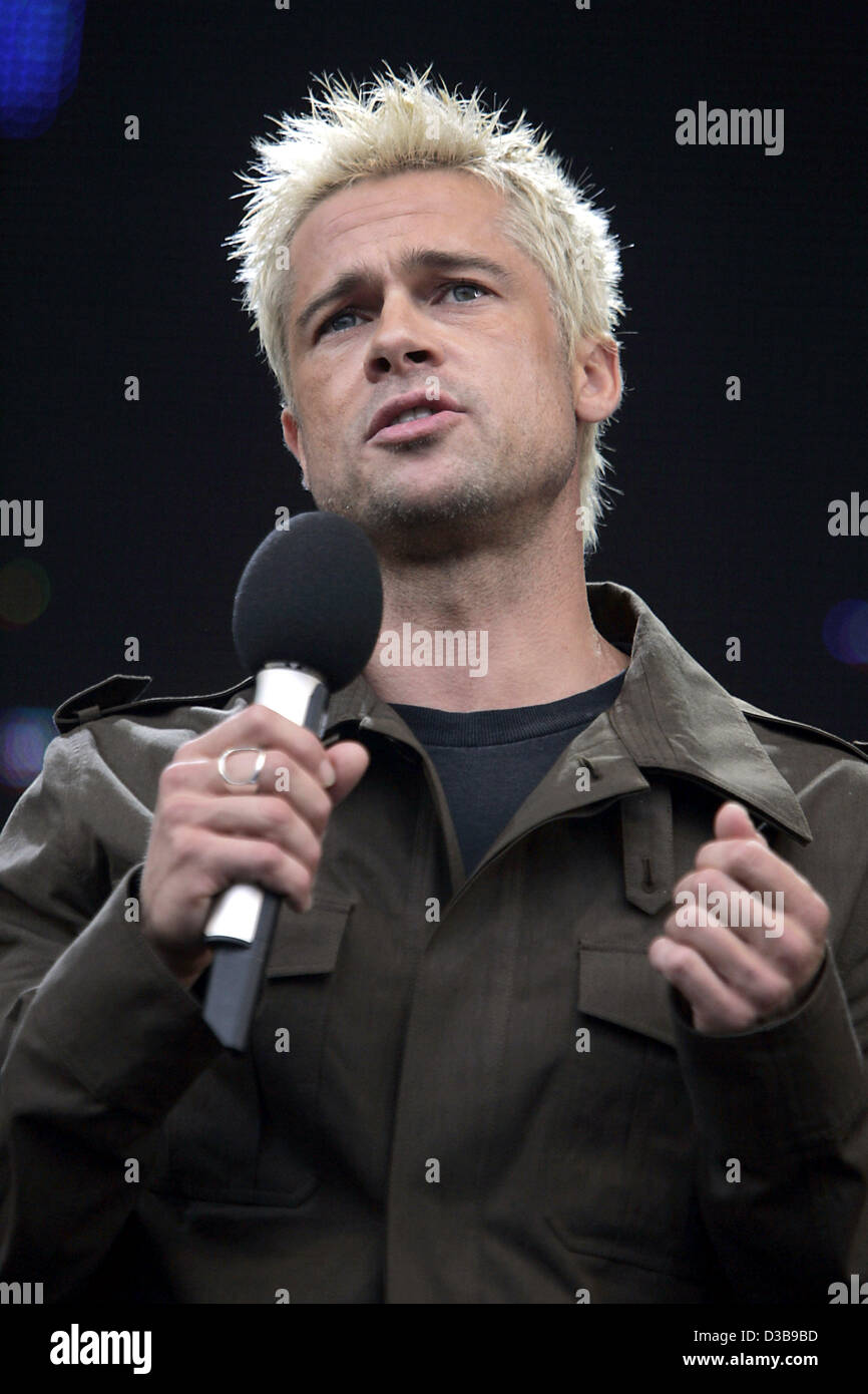 (Dpa) - US-Schauspieler Brad Pitt macht ein Überraschungsgast auf der Bühne während der Live 8-Konzert in London, Samstag, 2. Juli 2005. Mehr als 200.000 Fans drängten sich in den Park, zum ersten Mal in seiner Geschichte, um Unterstützung für das Thema "Make Poverty History" vor dem G-8-Gipfel in Gleneagle geschlossen Stockfoto
