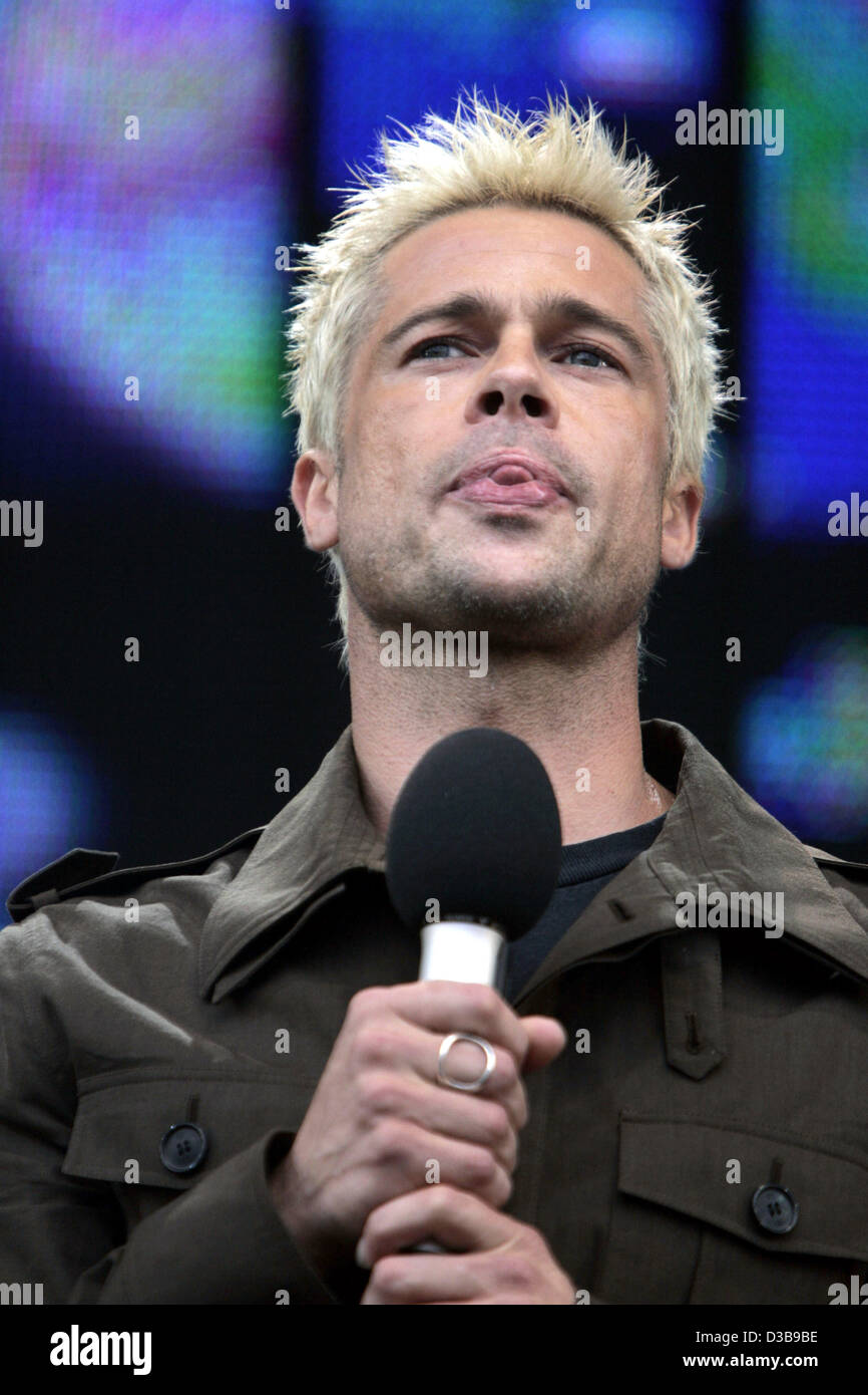 (Dpa) - US-Schauspieler Brad Pitt macht ein Überraschungsgast auf der Bühne während der Live 8-Konzert in London, Samstag, 2. Juli 2005. Mehr als 200.000 Fans drängten sich in den Park, zum ersten Mal in seiner Geschichte, um Unterstützung für das Thema "Make Poverty History" vor dem G-8-Gipfel in Gleneagl geschlossen Stockfoto