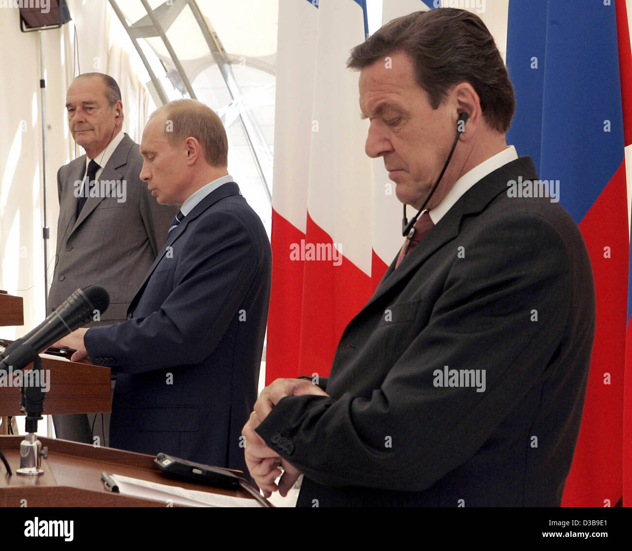 (Dpa) - schaut Bundeskanzler Gerhard Schroeder (R-L) seine Armbanduhr während einer Pressekonferenz mit russischen Präsidenten Vladimir Putin und der französische Präsident Jacques Chirac in Swetlogorsk, Russland, Sonntag, 3. Juli 2005. Nach einem Tri-Lateral treffen Schroeder, wird Putin und Chirac im c teilnehmen. Stockfoto