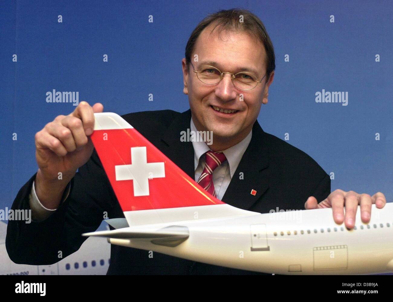 (Dpa) - André Dose, CEO der neuen schweizerischen Fluggesellschaft "Swiss", stellt neben einer Airbus-Modell in Frankfurt am Main, 2. Dezember 2002. "Schweizer" ist der Nachfolger der insolventen Swissair. "Schweizer" soll bis zum Jahresende 2003 Konten ausgeglichen haben. Trotz ist der schwierigen Wirtschaftslage das Unternehmen 400 schneiden Stockfoto