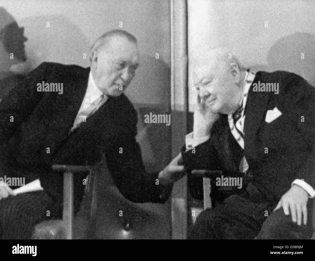 (Dpa-Dateien) - britischer Staatsmann Sir Winston Churchill (R) mit Bundeskanzler Konrad Adenauer in Aachen, Deutschland, 10. Mai 1956 plaudert. Churchill kam nach Aachen als Preisträger des Karlspreises ("Karlspreis"), die seit 1950 jährlich vergeben von der Stadt Aachen zu einer Person, die hat Stockfoto