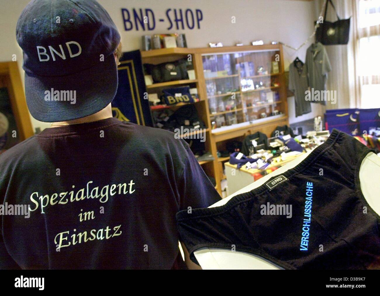 (Dpa) - trägt ein Mitarbeiter des deutschen Geheimdienstes BND (Bundesnachrichtendienst) eine BND-Kappe und ein T-shirt mit den Worten "special Agent in Aktion", auf der rechten Seite ein Zettel mit der Schrift "BKA" ("Top secret"), abgebildet in der BND-Zentrale in Pullach bei München, 28 November Stockfoto