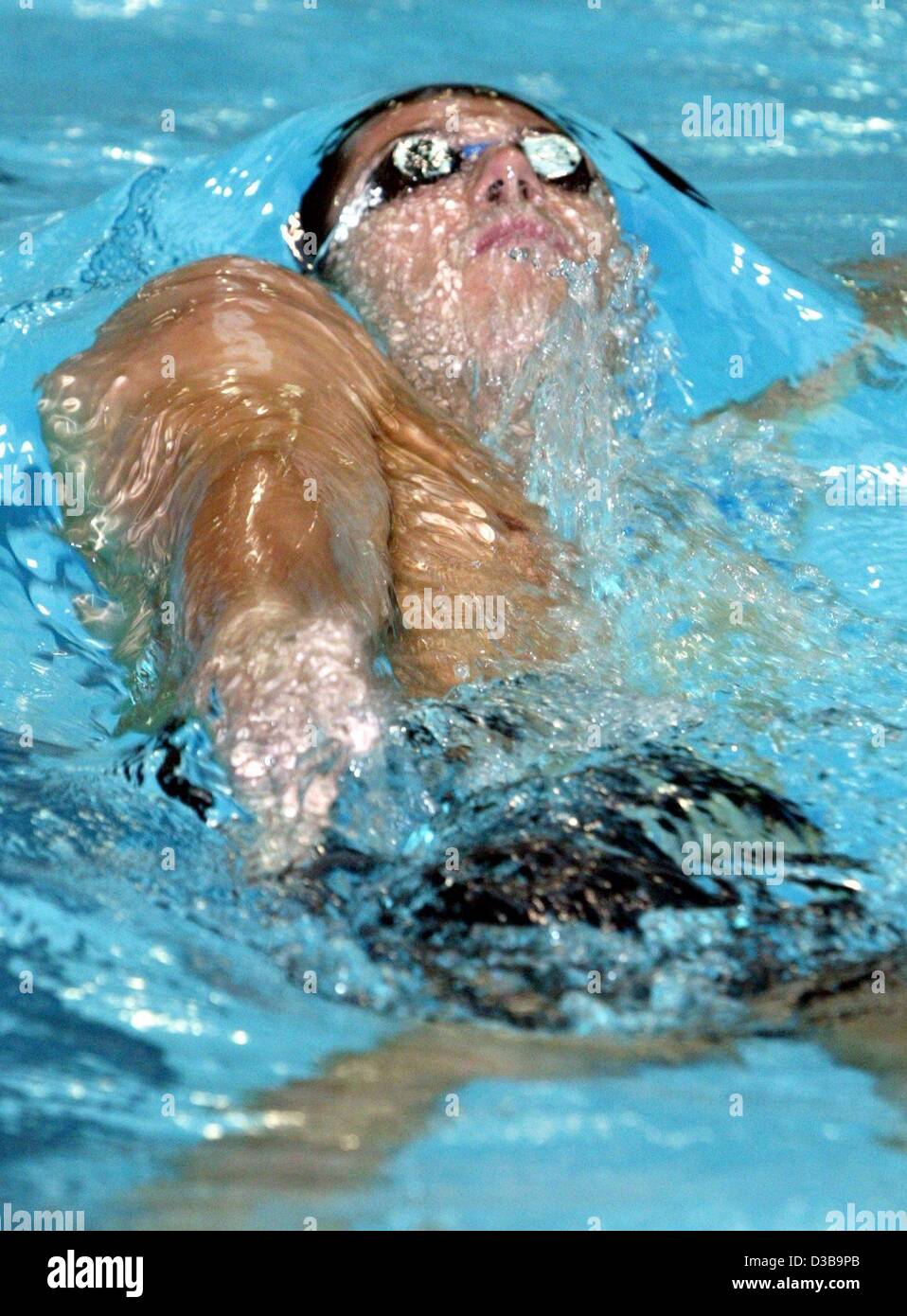 (Dpa) - für das Chemnitzer Team beginnend, Stev Theloke endet zunächst in der Qualifikation Hitze von 200 m Rücken mit einer Zeit von 1:59.01 Minuten auf der deutschen Kurzbahn-Meisterschaft "Sprint on the Rocks" in Goslar, Deutschland, 30. November 2002. Stockfoto