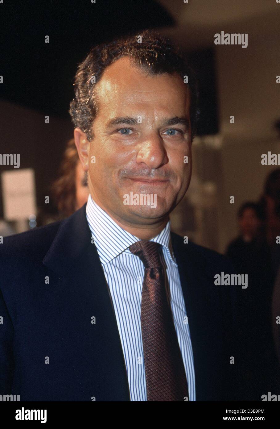 (Dpa) - Leonardo Ferragamo, Mitglied der Familie Modefirma Ferragamo, abgebildet bei der Präsentation der Ferragamo Sammlung während der Fashionweek in Mailand, Italien, 29. September 2002. Leonardo Ferragamo ist Präsident von Ferragamo Japan und verantwortlich für den europäischen und asiatischen Markt. Stockfoto