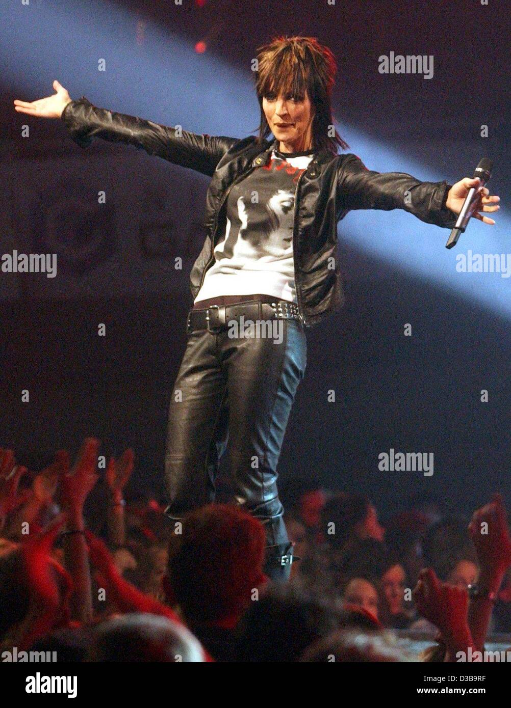 (Dpa) - Nena, deutsche pop-Star und ehemalige Star der neuen deutschen Welle (neue Deutsche Welle), erkennt den Applaus nach ihrem Auftritt bei der Show "The Dome" in Dortmund, Deutschland, 30. November 2002. Nena sang ein Remake von ihrem 1980er Jahren schlug Lied 99 Luftballons. Stockfoto (Dpa) - Nena, deutsche pop-Star und ehemalige Star der neuen deutschen Welle (neue Deutsche Welle), erkennt den Applaus nach ihrem Auftritt bei der Show "The Dome" in Dortmund, Deutschland, 30. November 2002. Nena sang ein Remake von ihrem 1980er Jahren schlug Lied 99 Luftballons. Stockfoto