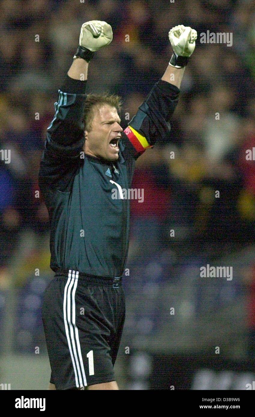 (Dpa) - deutsche Torhüter und Team-Kapitän Oliver Kahn nach der Euro 2004 Qualifikationsspiel Deutschland gegen die Färöer in Hannover, 16. Oktober 2002 jubilates. Deutschland gewinnt 2:1. Stockfoto