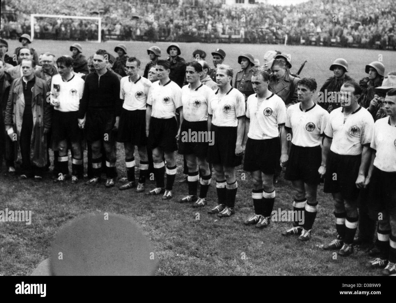 Dpa-Dateien) - der deutsche Fußball-Nationalmannschaft gewann das Finale  gegen Ungarn bei der WM 1954 in Bern, Schweiz, 4. Juli 1954 geehrt. Es war  das erste Mal ein deutscher Seite nach dem zweiten