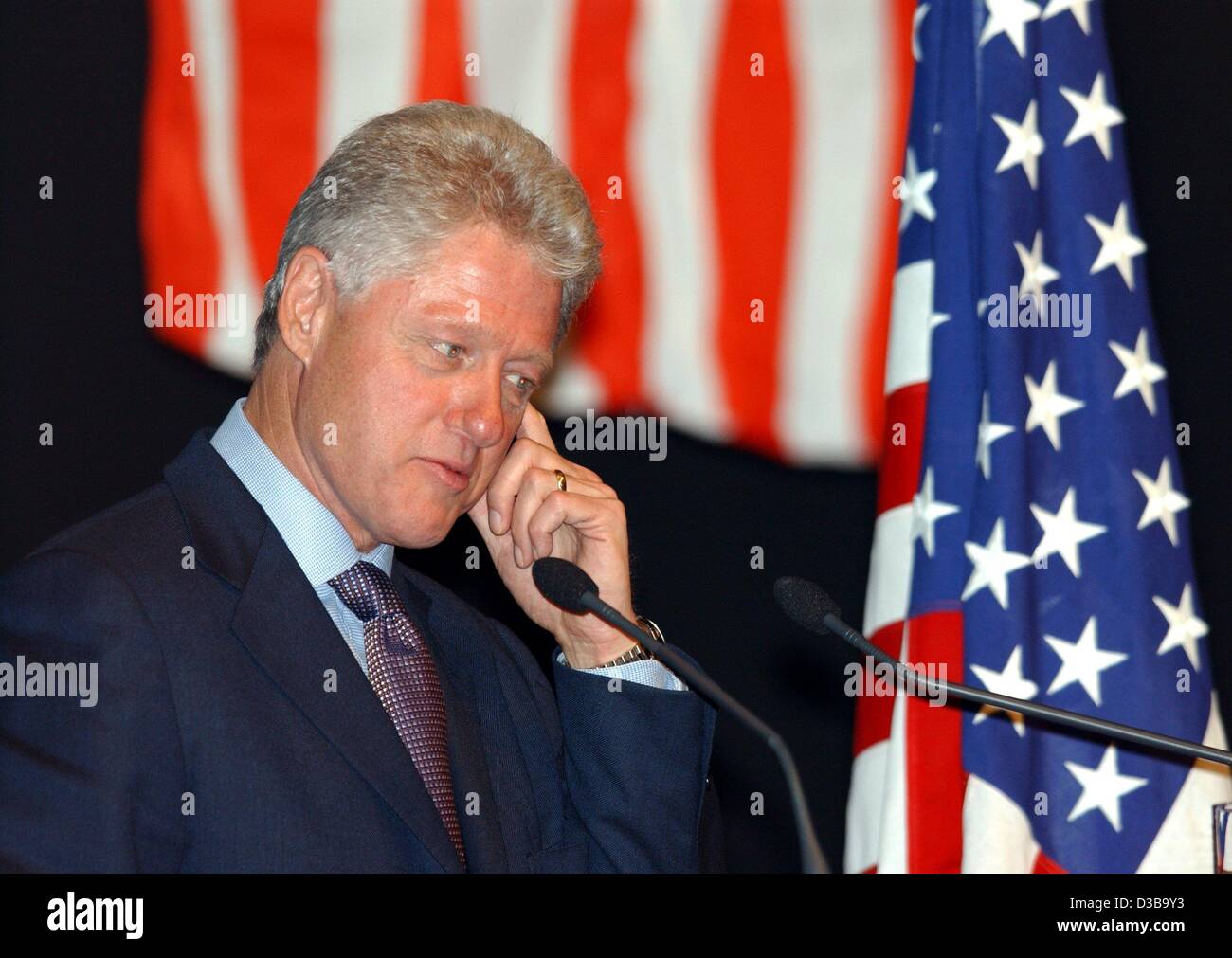 (Dpa) - ehemalige US Präsident Bill Clinton, während einer Rede in München, 4. Oktober 2002 abgebildet. Stockfoto