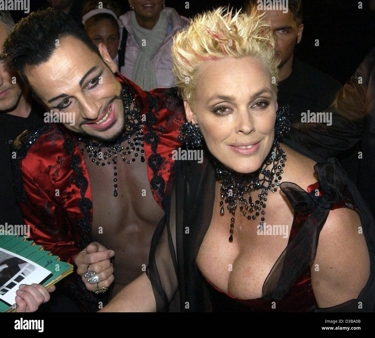 (Dpa) - dänische Modell, Brigitte Nielsen und Mode-Designer Harald Gloeoeckler bei der Premiere des Weihnachten ankommen, zeigen "Jingle Bells" inszeniert im Friedrichstadtpalast in Berlin, 26. November 2002. Gloeoeckler entwarf die Kostüme und das Bühnenbild der Chor Linie zeigen. Stockfoto