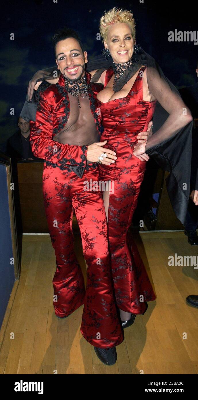 (Dpa) - dänische Modell Brigitte Nielsen und Mode-Designer Harald Gloeoeckler bei der Premiere des Weihnachtsfestes Stellen zeigen "Jingle Bells" inszeniert im Friedrichstadtpalast in Berlin, 26. November 2002. Gloeoeckler entwarf die Kostüme und das Bühnenbild der Chor Linie zeigen. Stockfoto
