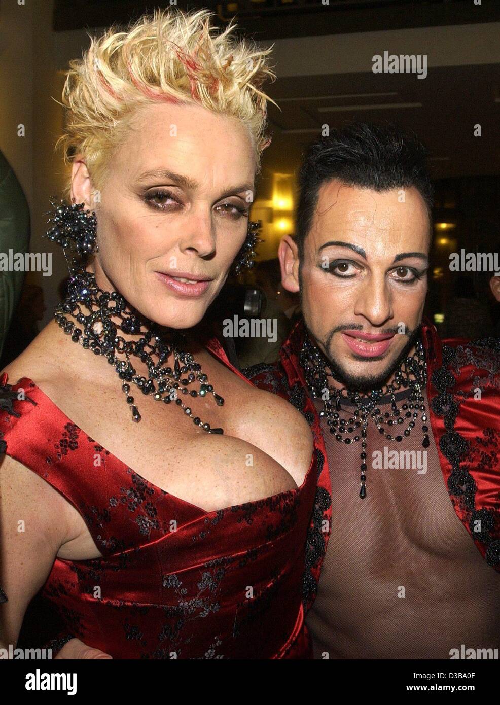 (Dpa) - dänische Modell, Brigitte Nielsen und Mode-Designer Harald Gloeoeckler bei der Premiere des Weihnachten ankommen, zeigen "Jingle Bells" inszeniert im Friedrichstadtpalast in Berlin, 26. November 2002. Gloeoeckler entwarf die Kostüme und das Bühnenbild der Chor Linie zeigen. Stockfoto