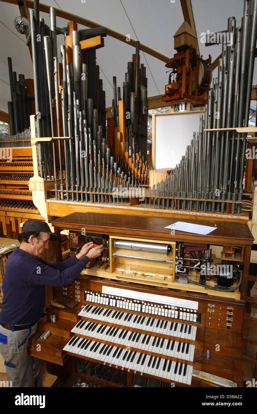 (Dpa) - Feinschliff setzen auf Europas größten Welte-Orgel von einer Arbeitskraft des technischen Museums in Speyer, Deutschland, 22. Oktober 2002. Die Orgel, hergestellt von der deutschen Firma Welte, war 1916 in den USA zusammengestellt und gehörte zu einer der Gründer der "Washington Post". Im Jahr 1993 wurde die Orgel s Stockfoto
