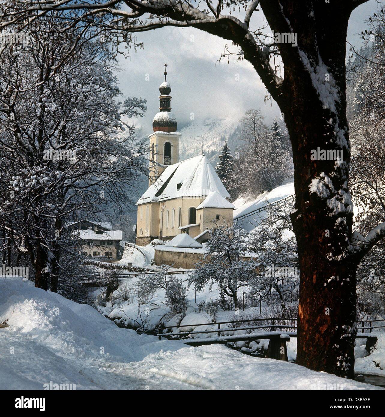 (Dpa) - die Kirche von Ramsau bei Berchtesgaden, Deutschland, und die bergige Umgebung sind beschneit (undatiert Filer). Stockfoto