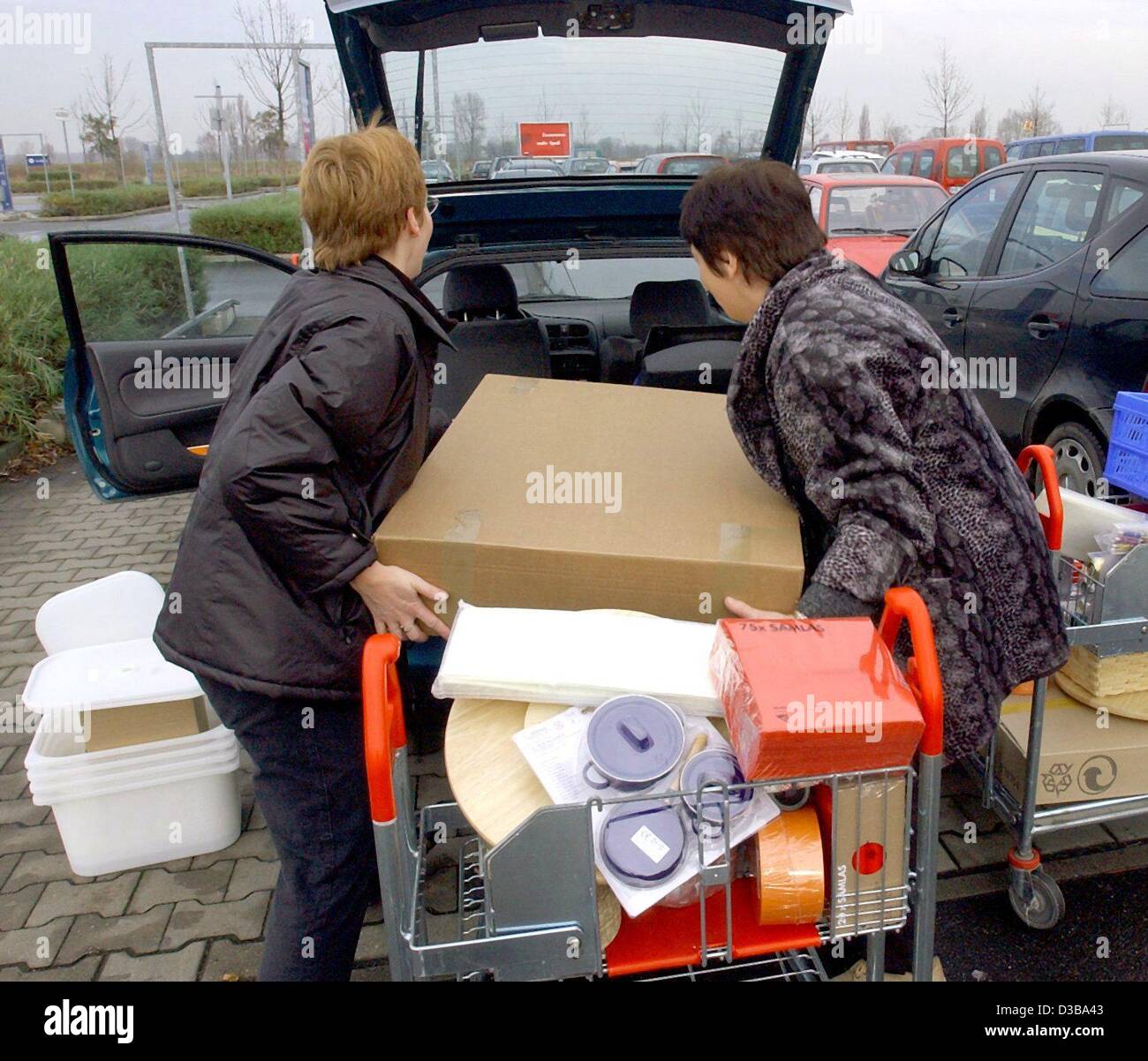(Dpa) - zwei Frauen laden ihr Auto mit flach verpackt Einrichtungsgegenstände, die sie in das IKEA Einrichtungshaus in Günthersdorf bei Leipzig, 15. November 2002 gekauft. Dieser Shop wurde 1994 eröffnet, hat 12.300 Quadratmetern und beschäftigt 260 Mitarbeiter. Der IKEA Konzern besitzt 143 Filialen in 22 Ländern (Stand 20 Stockfoto