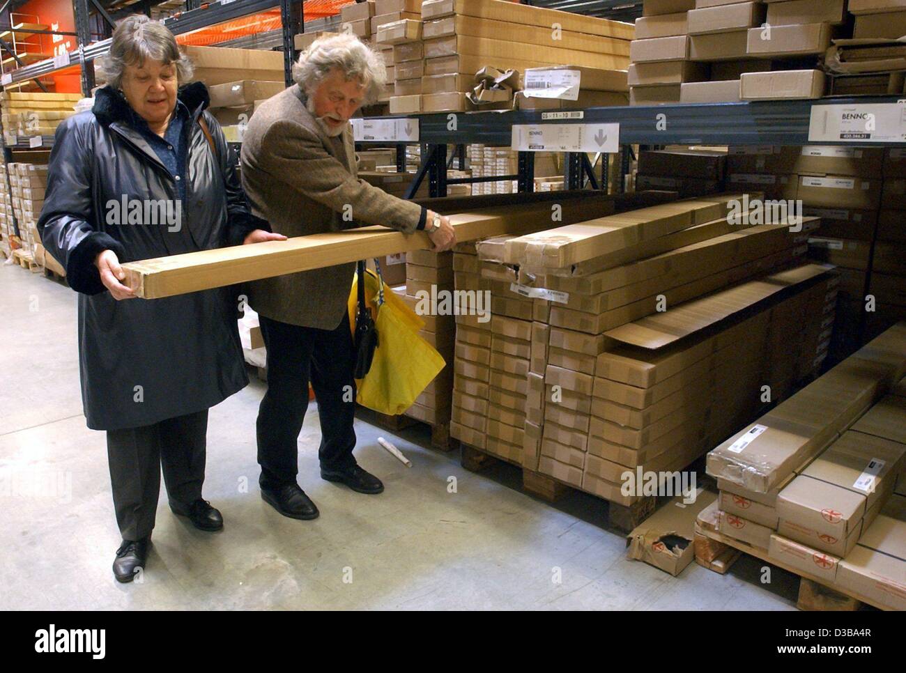 (Dpa) - ist ein paar flach verpackt Möbel-Element aus dem Self-Service Bereich das IKEA Einrichtungshaus in Günthersdorf bei Leipzig, 15. November 2002 Abholung. Dieser Shop wurde 1994 eröffnet, hat 12.300 Quadratmetern und beschäftigt 260 Mitarbeiter. Der IKEA Konzern besitzt 143 Filialen in 22 Ländern (Stand 2001). 30 s Stockfoto