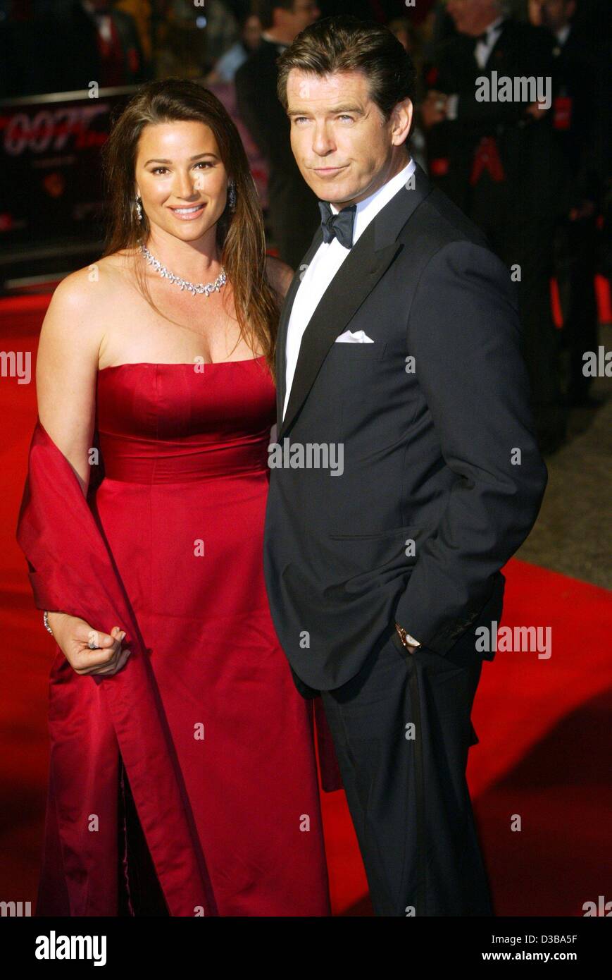 (Dpa) - irischer Schauspieler Pierce Brosnan und seine Frau Keely Shaye-Smith für die Weltpremiere des neuen James Bond-Film "Die Another Day", London, 18. November 2002 kommen. Stockfoto