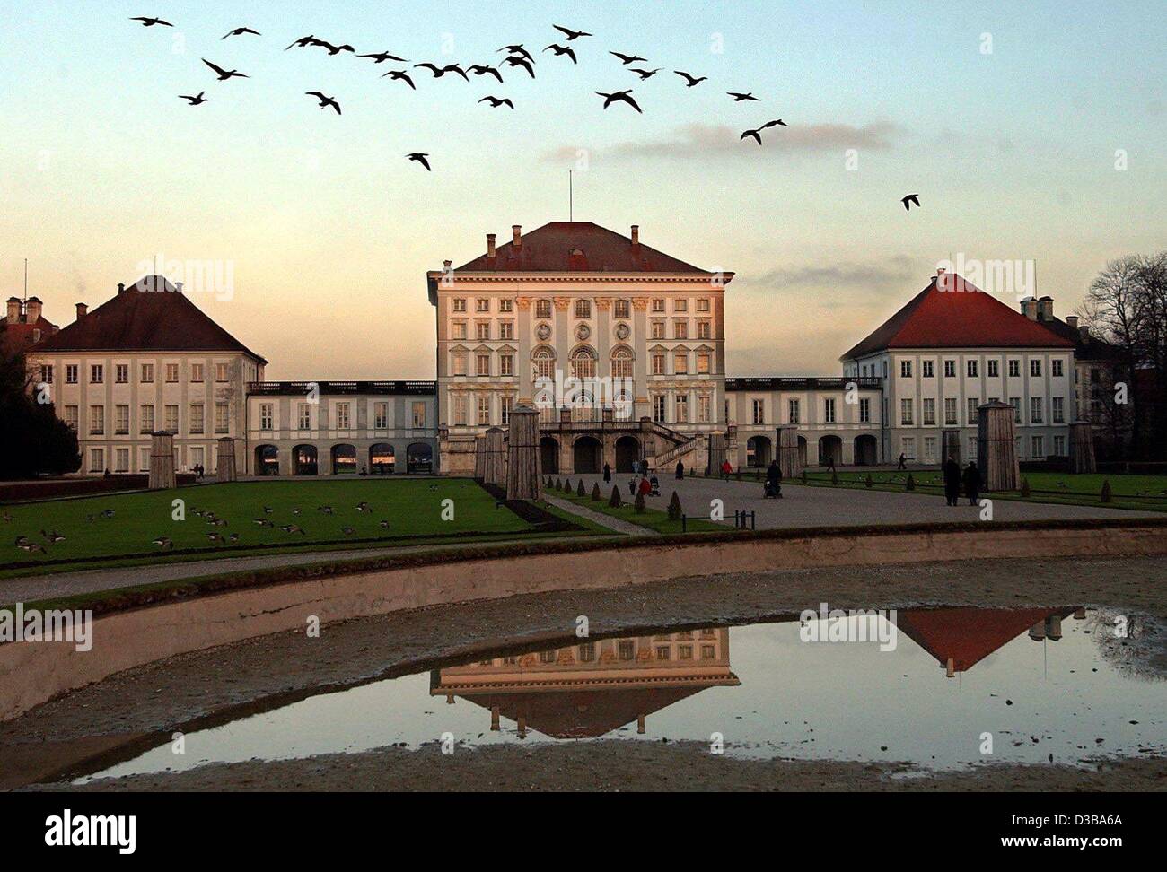 (Dpa) - überfliegen Brants Schloss Nymphenburg in München, 20. November 2002. Das Gebäude der Nymphenburger Schloss begann im 17. Jahrhundert und war die ehemalige Sommerresidenz der Herrscher von Bayern. Stockfoto