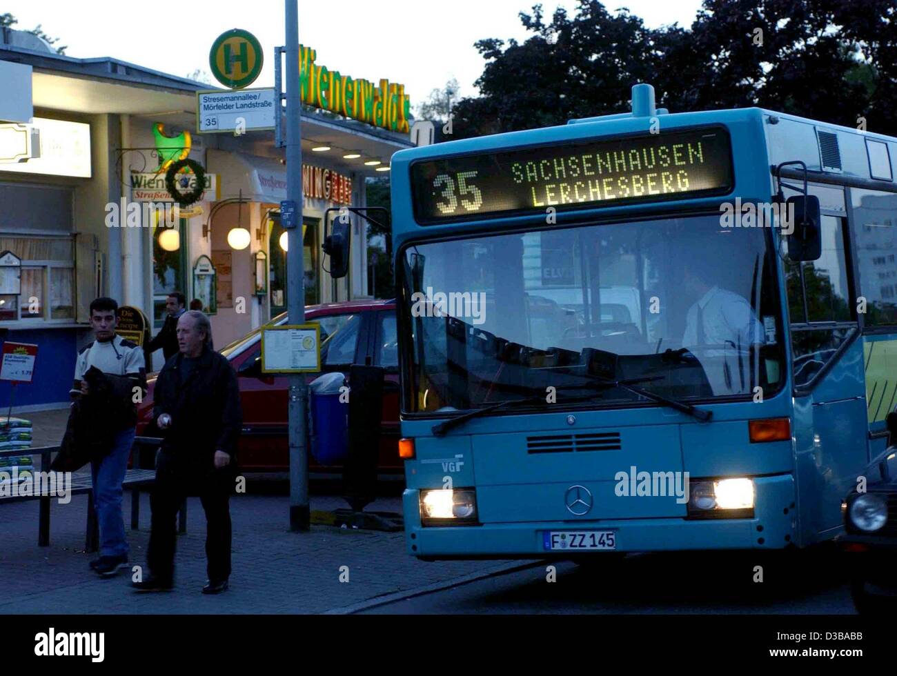 (Dpa) - hält ein Bus der Linie 35 an der Haltestelle Haltestelle wo Jakob von Metzler, der Sohn des prominenten Bankiersfamilie, zuletzt gesehen wurde, Frankfurt-Sachsenhausen, 30. September 2002. Der 11 Jahre alte Junge wurde am 27. September auf dem Heimweg von der Schule entführt. Er wurde zuletzt an einer Bushaltestelle in der Nähe seiner Heimat gesehen. Stockfoto