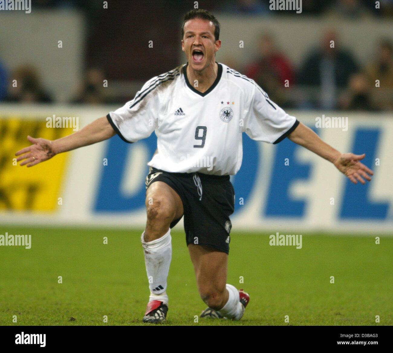 (Dpa) - Deutsch Fredi Bobic erfordert einen Elfmeter nach wird gefoult, während der internationale Fußballs-freundliche Spiel Deutschland gegen die Niederlande in Gelsenkirchen, Deutschland, 20. November 2002. Holland gewann 3: 1. Es ist Deutschlands erste Niederlage seit dem WM-Finale. Stockfoto