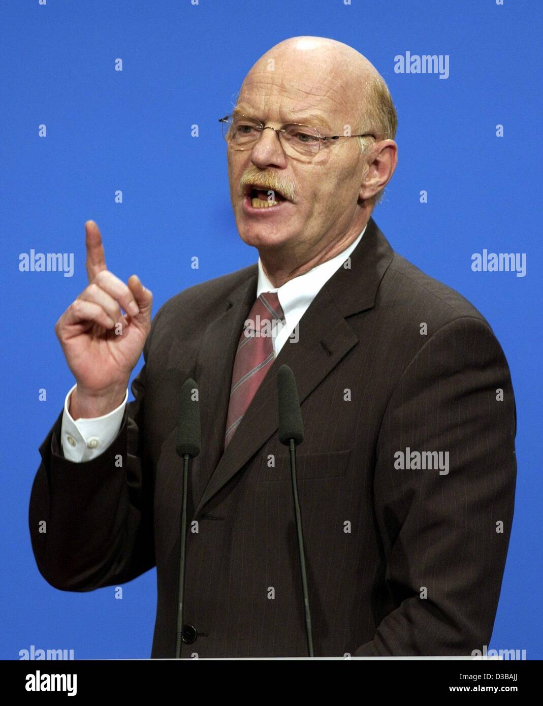 (Dpa) - deutsche Verteidigung-Minister Peter Struck, dann Vorsitzender der Parlamentsfraktion der deutschen Sozialdemokratischen Partei SPD, Gesten in einer Rede bei einem SPD-Parteitag in Nürnberg, 19. November 2001. Geschlagen, wer dient als Verteidigungsminister seit 25. Juli 2002, ist weiterhin seine Stockfoto