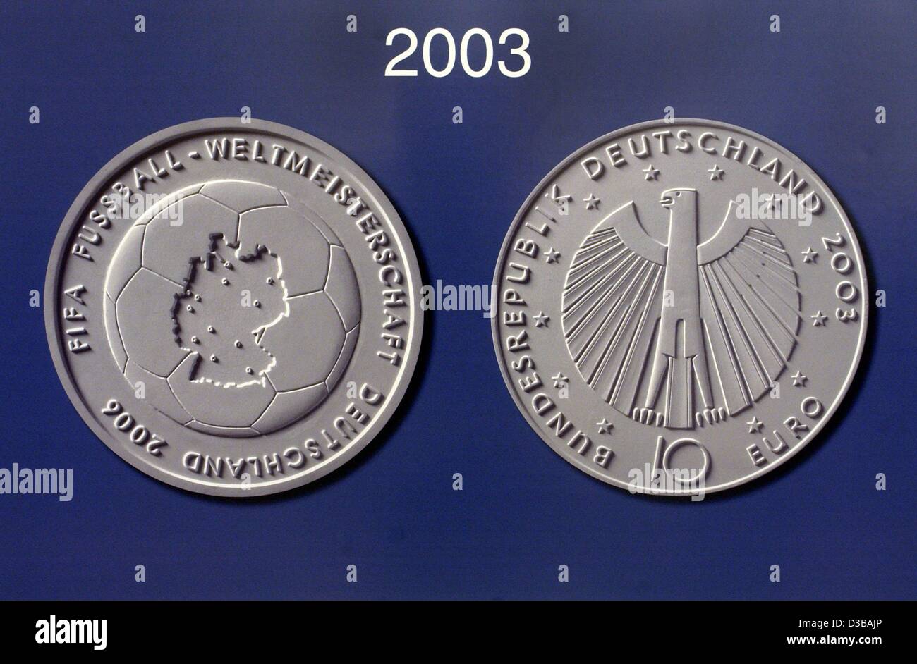 (Dpa) - die beiden Seiten von der Gedenkmünze Münze "Fussball WM 2006" ausgestellt in 2003, 15. November 2002 in Berlin, abgebildet. Eine Gedenkmünze 10 Euro WM wird jedes Jahr bis zum Jahr 2006 ausgestellt werden, wenn die nächste Fußball-WM in Deutschland stattfinden wird. Stockfoto