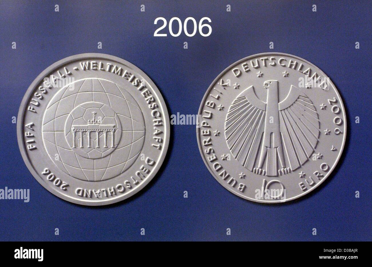 (Dpa) - die beiden Seiten von der Gedenkmünze Münze "Fussball WM 2006" ausgestellt in 2006, 15. November 2002 in Berlin, abgebildet. Eine Gedenkmünze 10 Euro WM wird jedes Jahr bis zum Jahr 2006 ausgestellt werden, wenn die nächste Fußball-WM in Deutschland stattfinden wird. Stockfoto