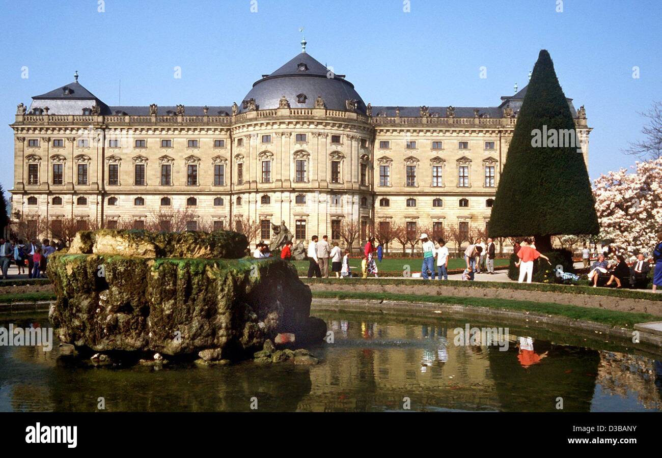 (Dpa-Dateien) - die südliche Fassade der Residenz in Würzburg, Deutschland, abgebildet im Frühjahr 1990. Der ehemalige Bischofspalast wurde von 1720 bis 1744 von Balthasar Neumann geleitet und das Hauptwerk des südlichen deutschen Barock ist gebaut. Es hat eine einzigartige Treppe mit freitragenden Kuppel und der Welt Stockfoto