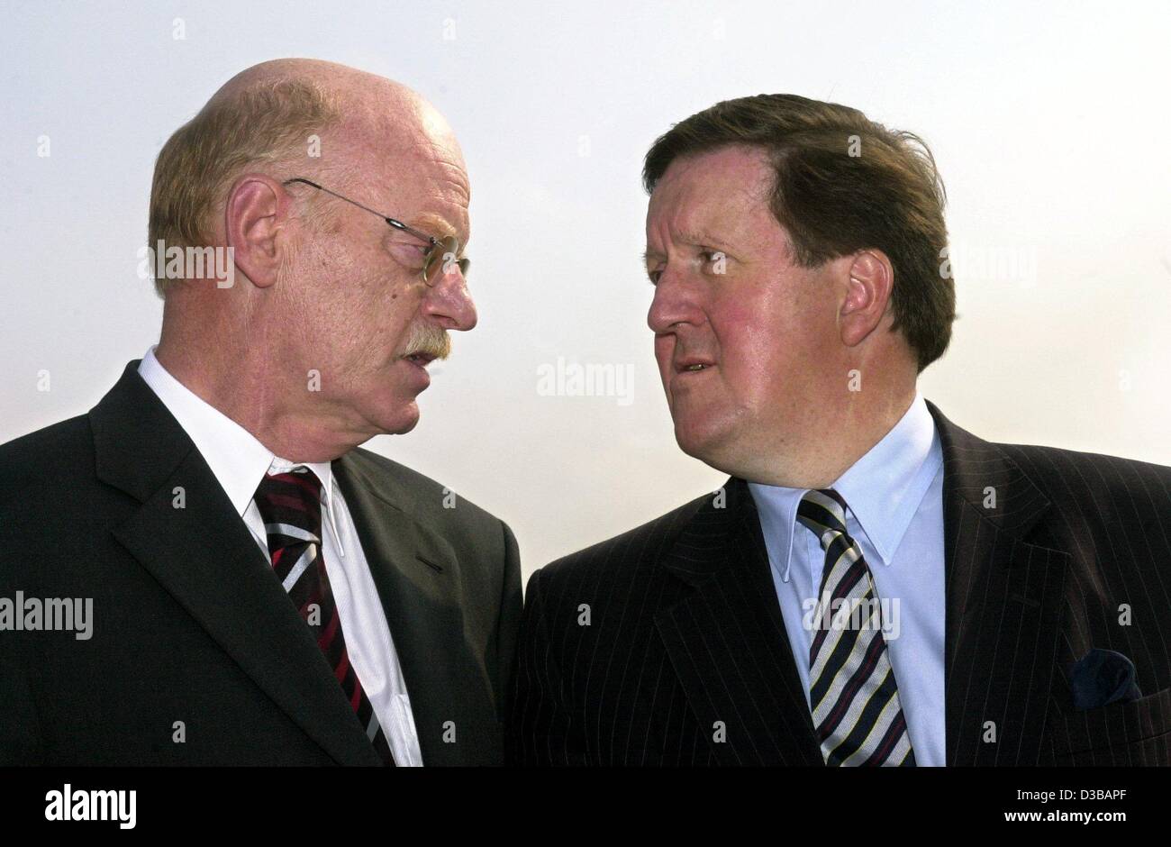 (Dpa) - spricht Deutsch Defence Minister Peter Struck (L) mit George Robertson, Generalsekretär der NATO, auf einem Truppenübungsplatz in Sennelager bei Paderborn, Deutschland, 6. September 2002. Weiterhin ihre Arbeit in der neuen parlamentarischen wird geschlagen, wer dient als Verteidigungsminister seit 25. Juli 2002, Stockfoto