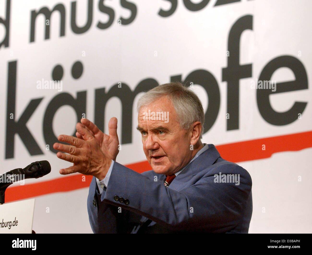 (Dpa) - der designierte Minister für Verkehr, Bau und Aufbau-Ost-Deutschland, dann Premier-Minister des Landes Brandenburg, Manfred Stolpe kündigt seinen Rücktritt in Wittenberge, Deutschland, 22. Juni 2002. Es wurde am 16. Oktober 2002 berichtet, die die 66-jährige vereinbart zu übernehmen, t Stockfoto