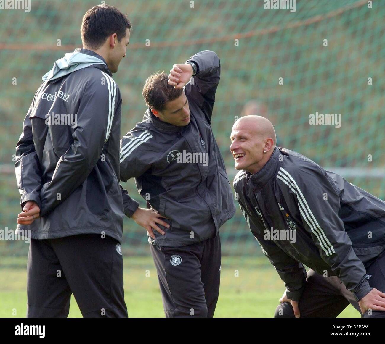 (Dpa) - chat deutsche Fußballspieler Carsten Jancker (R), Lars Ricken und Michael Ballack (L) während einer Ausbildung in Teerdestillation, Deutschland, 18. November 2002. Stockfoto